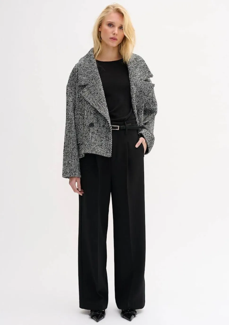 MY ESSENTIAL WARDROBE MANTEL