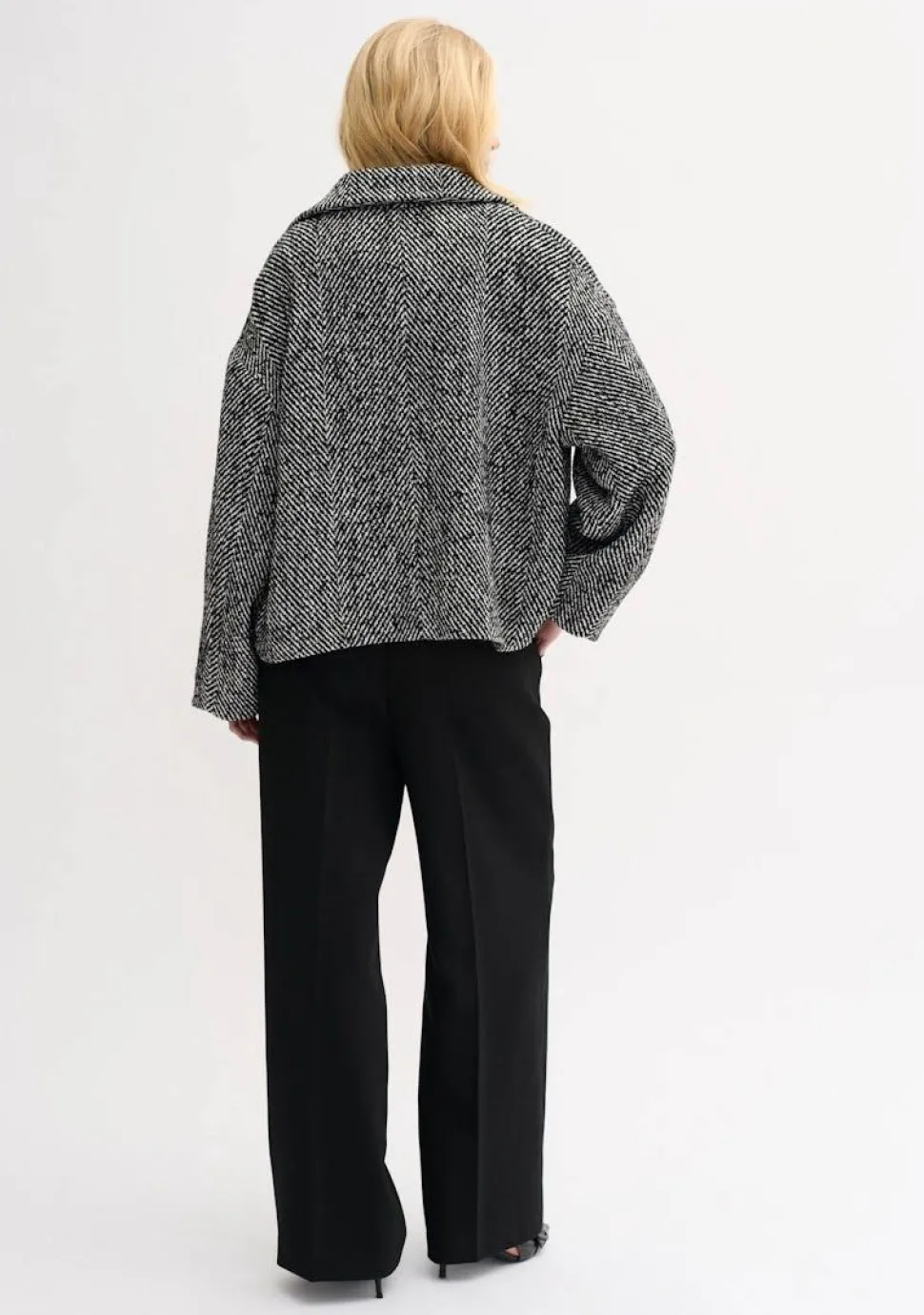 MY ESSENTIAL WARDROBE MANTEL