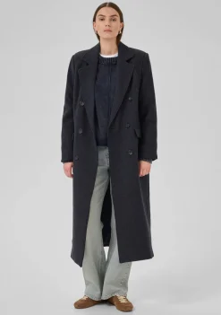 MY ESSENTIAL WARDROBE MANTEL