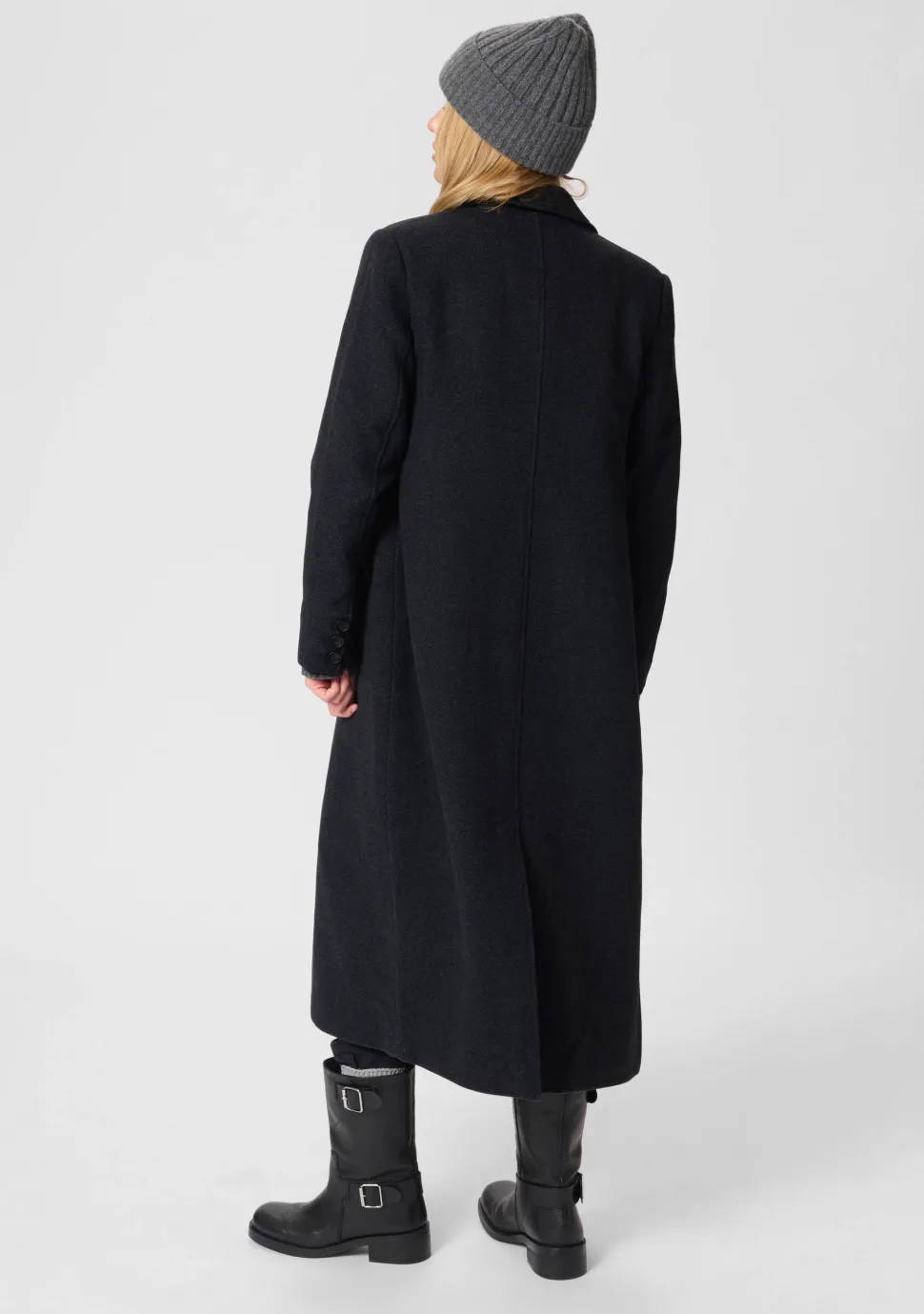 MY ESSENTIAL WARDROBE MANTEL